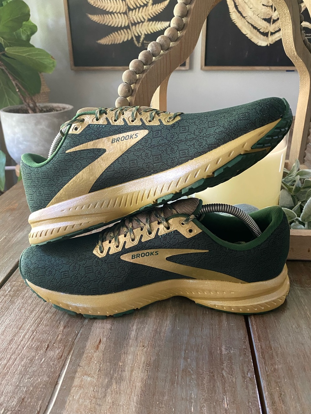 Brooks Launch 7 Eden Gold Running Athletic Shoes Sneakers Womens Size 11B Green